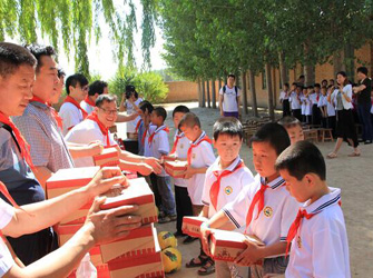 唯美L&D陶瓷走進(jìn)德州,圓孩子一個(gè)足球夢(mèng)